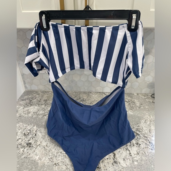 One piece Swimsuit - Picture 2 of 3